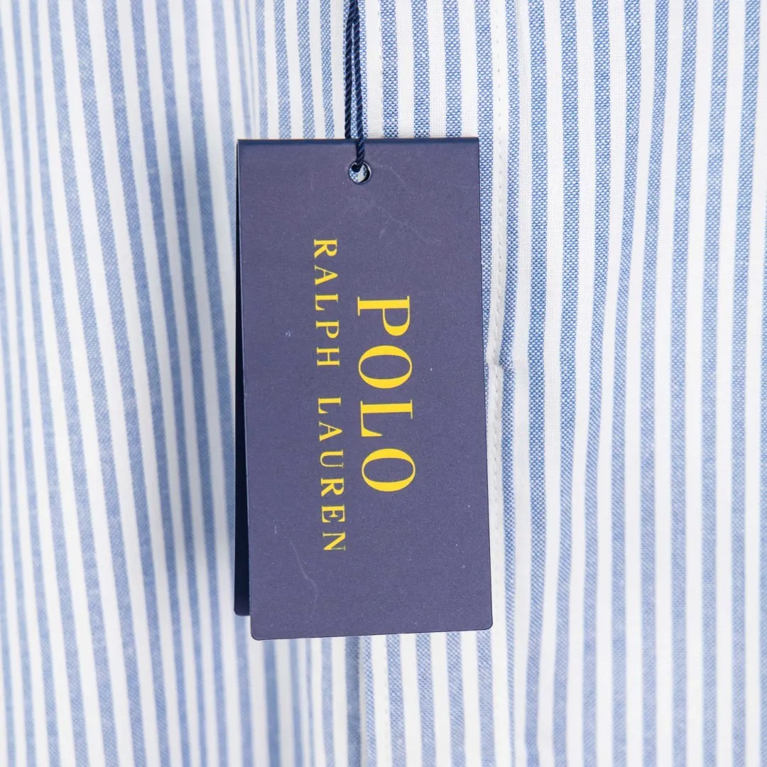 P250 zp version [Exclusive supply] Ralph Lauren/Ralph Lauren classic colorful small label striped casual shirt 1️⃣Made of high-quality classic striped fabric, the upper body is soft and comfortable, extremely delicate, has a solid, smooth and soft hand feel, and the fabric does not wrinkle, and the hand feel is invincible. The details are handled perfectly! 2️⃣Adopting the washing process, the workmanship details are perfectly controlled. They are all hemmed with vest technology, and the insides of the sleeves are also used. Different from the four-needle and five-thread workmanship, the collars are also all designed with interlining, showing high-end fashion and individuality, and the style is fashionable, simple and elegant! 3️⃣It is very youthful and energetic, and can be easily worn by both men and women. It is very in line with the fashion aesthetic concepts of today's young people!  Color: Striped Blue Size: S M L XL Number: SG10488
